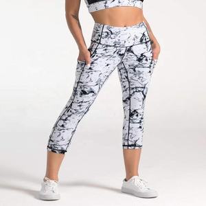 กางเกงโยคะทรงแคปรีเอวกลางสำหรับผู้หญิง เนื้อผ้าระบายอากาศ นุ่มดุจเนย ผ้าสองชั้นขัดเงา 92% โพลีเอสเตอร์ 8% สแปนเด็กซ์ สีพื้นแบบกำหนดเอง - Product Image 3