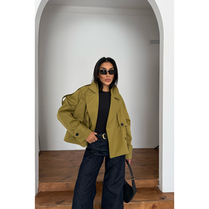 Gabardina Corta Color Verde Oliva para Mujer, Estilo Boyfriend - Product Image 3