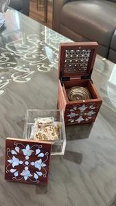 Coffrets cadeaux Ramadan et Eid avec couvercle en bois incrusté de nacre et base en acrylique, d'inspiration traditionnelle arabe, fabriqués en Inde - Product Image 6
