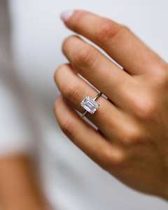 Anillo de compromiso de moissanita con corte esmeralda de 10x8mm | Solitario clásico con acentos | Joyería fina de Boda nupcial OEM - Product Image 3