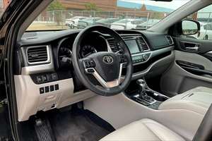 Toyota Highlander XLE 2019, Motor Turbo Gasolina/Eléctrico, Caja de Cambios Manual/Automática, Asientos de Cuero, Interior Oscuro, Techo Metálico R21 - Product Image 6