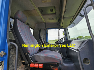 Camion benne d'occasion Mercedes-Benz 4140 8x2 de 2000, diesel, transmission manuelle, idéal pour le transport de matériaux de construction - Product Image 6