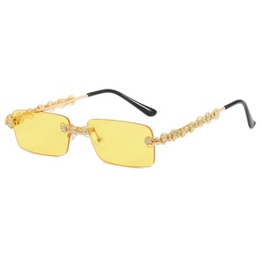 Les lunettes de soleil en métal et en verre ajoutent une touche de style inspiré des célébrités, un design élégant qui les rend parfaites pour les photos, les vidéos et les moments sur les réseaux sociaux. - Product Image 3
