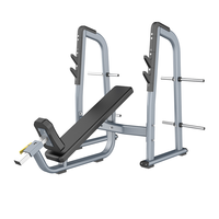 Rack Comercial para Press de Banca Inclinado con Ganchos en J y Soportes para Pesas para Entrenamiento de Fuerza en Gimnasios Comerciales
