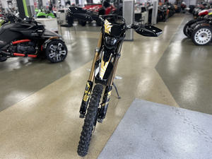 Motocicleta eléctrica todoterreno Sur Ron Ultra Bee completamente negra - Product Image 4