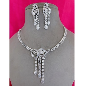 Conjunto de collar de diseñador de piedra AD con acabado plateado de alta calidad con pendientes para colección de ropa de boda para mujeres y niñas - Product Image 1