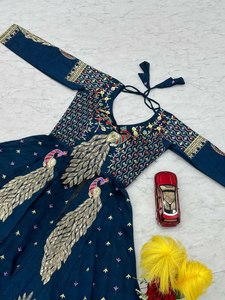 Lehenga Choli en soie Banarasi imprimé paon, doux, extensible, séchage rapide, en rayonne, design traditionnel indien, taille personnalisée - Product Image 3