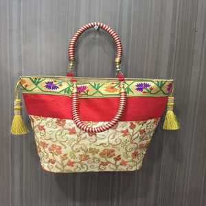 Exportation Qualité Colorful Art Soie Sac à main pour les femmes à la mode et durable pour les vêtements traditionnels de tous les jours disponibles à la vente - Product Image 2