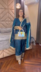 Ensemble Kurti Farshi en soie Fendy de haute qualité avec broderie détaillée et travail de sequins, et dupatta – Tenue prête-à-porter haut de gamme - Product Image 4