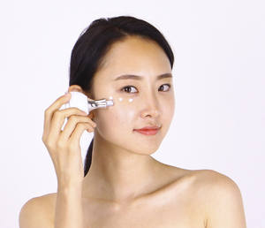 [OEM/ODM COREA] Palo de Enfriamiento Coreano de Mano, de ABS y Aluminio, con Efecto Tensor de la Piel y Tratamiento para el Acné, para el Cuidado de la Belleza Facial y Ocular - Product Image 4