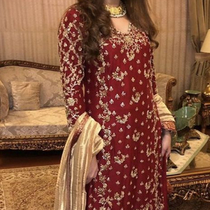 DESIGNER INDIAN & PAKISTANI LOURDE BRODERIE SUR LONG KURTA AVEC ROBE SARARA POUR Party-wear-robe pour fête/mariage @ 2024 - Product Image 1