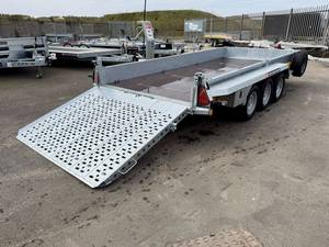 Remolque para plantas de uso general 551, 4.0m x 1.8m, de alta resistencia, 3500kg PBT, triple eje, ruedas de 12 pulgadas, panel trasero perforado de ancho completo y almacenamiento - Product Image 4