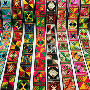 Tissu en dentelle brodé à motif floral élégant Dentelle délicate sur tulle/filet pour robes de mariée, robes de soirée, voiles, saris - Product Image 1