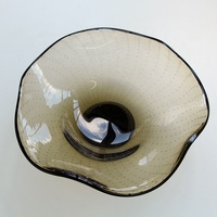 Bixuan Smoky für gepunktete Textur Mundgeblasene Kalknatzglas-Schale mit schwarzem Rand, Wellenkante, fußige Obstplatte, moderne Kunst