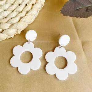 <b>Minimalist</b> Daily <b>Jewelry</b> Solid Color Transparent Earrings Half Round Resin Twisted Rings New Fashion Earrings Wholesale - Product Image 3