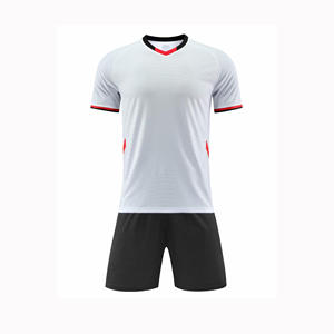 Kit de vêtements de football personnalisable avec logo et options de numéro pour les équipes professionnelles des clubs scolaires - Product Image 4
