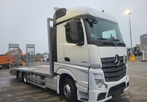 Camión semirremolque Mercedes Actros 2018 usado, vista frontal de la cabina blanca - Product Image 2
