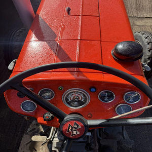 Tractor Agrícola de 8 HP con Cabina, Motor Cummins, Entrega Rápida, Equipo Agrícola a Bajo Precio en Venta - Product Image 2