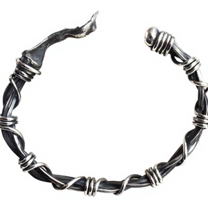 Brazalete de Plata de Ley para Hombre Inspirado en un Toro Majestuoso, 32 Gramos, Hecho a Mano, Grueso, Chapado en Rodio Negro, Vintage, Certificado - Product Image 1