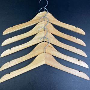 Percha de madera maciza de primera calidad con gancho alargado para exhibir ropa a medida para adultos, personalizable para que coincida con su marca - Product Image 5