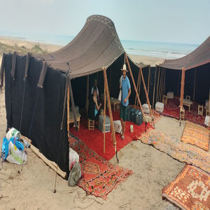 Tentes en poils de chèvre du Sahara, abris nomades traditionnels du désert, adaptés au climat, à la culture et à la vie durable en Afrique du Nord - Product Image 2