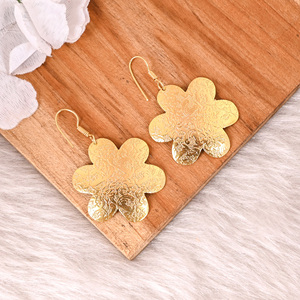Venta al por mayor clásico estilo vintage Latón chapado en oro flor pendientes para mujer estilo celebridad desgaste de la boda - Product Image 1
