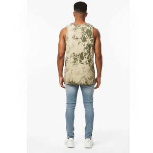 Camiseta sin mangas tipo tank top para hombre, color verde oliva, con estampado tie-dye y tipografía urbana, estilo casual streetwear. - Product Image 2