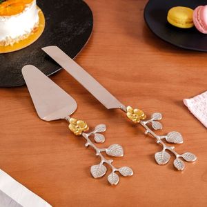 Ensemble de couteaux à gâteau en métal de style vintage pour les mariages à thème rétro avec de beaux détails sur le manche et la lame - Product Image 6