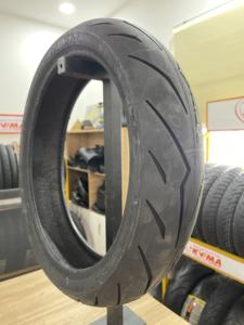 Neumático Tubeless para Scooter K308, Patrón Lightning, Alta Estabilidad a Alta Velocidad, Disponible en Tamaños de 17 Pulgadas - Product Image 2