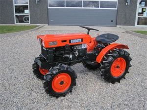 เกียร์ปั๊มแรงดันสูง 4x4 คูโบต้า B700 เครื่องจักรกลการเกษตร รถแทรกเตอร์ขนาดเล็กแบบมีล้อ  เครื่องยนต์รถแทรกเตอร์ขนาดเล็กสำหรับทำฟาร์ม - Product Image 1