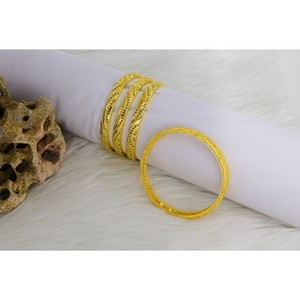 วัสดุคุณภาพพรีเมียม ชุบทอง 4 ชิ้น ลายดอกไม้ ตัดแบบบาชา ขนาดเด็กเล็ก กำไลข้อมือดีไซน์สวยงามทันสมัยสำหรับเด็กผู้หญิง - Product Image 3