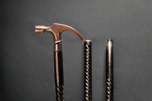 Bastón de caminar con mango de martillo sólido y bastón espiral de madera con acabado antiguo de cobre, único - Product Image 3