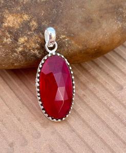 Colgante de Plata de Ley 925 con piedras preciosas de cristal de Rubí, colgante de forma ovalada facetada de diseño único para mujer - Product Image 1