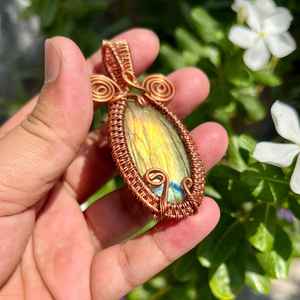 Jaune Flashy Labradorite Gemme Argent Sterling Plaqué Or Vintage Fil Enroulé Pendentif À La Main Designer Bijoux - Product Image 1