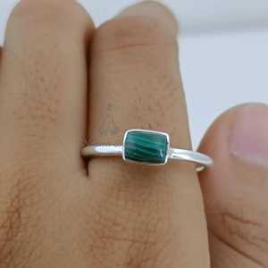 Bague en argent sterling 925 avec malachite, faite à la main, délicate, bijou de promesse avec pierre précieuse naturelle verte en forme de coussin, mode raffinée - Product Image 3