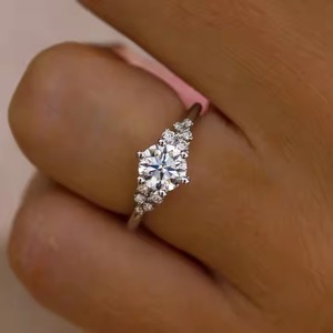 Anillo de compromiso de diamante de racimo de corte redondo de oro sólido de 14K 1,30 CTW 6,5mm anillo de bodas de diamante cultivado en laboratorio de corte redondo - Product Image 4