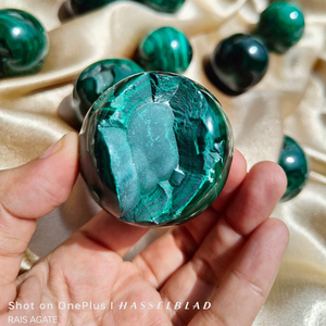 Esfera de Malaquita Natural de Alta Calidad Tallada a Mano para Decoración del Hogar, Piedra de Meditación Curativa, Esfera Verde Natural de Gujarat - Product Image 4