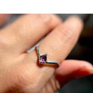 แหวนเงินทำมือ92.5ทำด้วยมือที่มีน้อยซาธิสต์ดิบเครื่องประดับวันเกิดรูปตัววีสำหรับผู้หญิง - Product Image 2