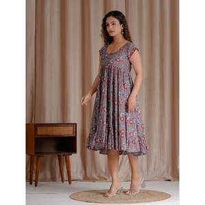 ชุดเดรสผ้าฝ้ายมัลมัลสีเทาพิมพ์ลายด้วยมือ สวมใส่สบาย เหมาะสำหรับออกงานกลางคืน ออกแบบตามสั่ง ไซส์พลัส ระบายอากาศได้ดี ทรงเอ็มไพร์ ฟรีไซส์ - Product Image 4