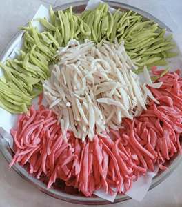 Boîte cadeau de bonbons en forme de bande de noix de coco vietnamienne colorée pour le festival Tet, vente en gros - Product Image 6