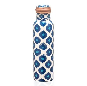 Botella de agua de cobre con estampado de mármol elegante con tonos naturales Una mezcla perfecta de estilo y beneficios para la salud - Product Image 5