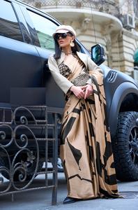 Nouveau lancement sari en crêpe satin imprimé en vente en ligne - Product Image 3