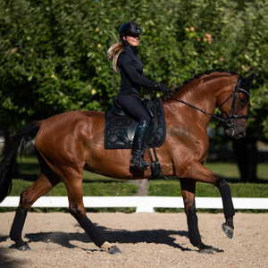 Tapis de selle pour cheval doublure intérieure souple Couche extérieure anglaise respirante de luxe Structure durable conçue pour l'équitation de longue durée - Product Image 6