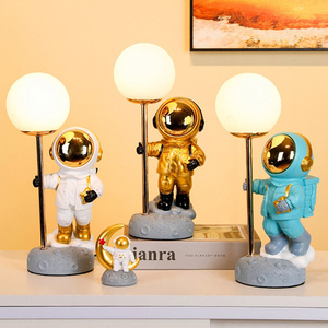 Lámpara de Mesa LED Creativa con Diseño de Astronauta, Escultura <span class=keywords><strong>Lunar</strong></span> de Resina para Habitación Infantil, Luz de Escritorio de Dibujos Animados para Bebés, Decoración Artística - Product Image 3