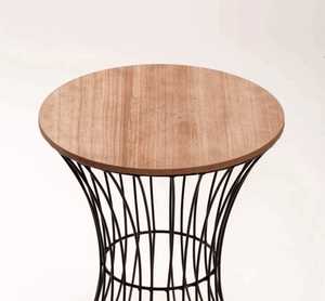 Table d'appoint en fil de métal noir avec dessus en bois Table d'appoint moderne en sablier - Product Image 2