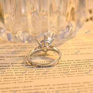 Bague de fiançailles Moissanite coupe ronde unique pour femme, cadeau de bague solitaire à réglage cathédrale classique - Product Image 3