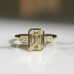 Bague de fiançailles en diamant Moissanite à trois pierres Bague taille émeraude de 1.61 ct pour elle dans un cadre sophistiqué élégant - Product Image 1