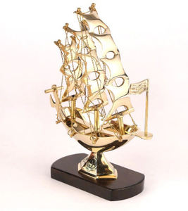 Bateau en laiton avec socle en bois Article parfait pour la décoration de la maison et les cadeaux Pièce maîtresse décorative de la meilleure qualité. - Product Image 2