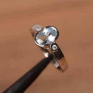 Anillo de compromiso vintage hecho a mano con baño de plata de ley 925, gema de aguamarina de corte ovalado y engaste de canal, fino. - Product Image 3