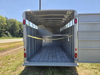 Remorques à chargement oblique Delta 4 pour 4 chevaux, abordables |   Remorque pour bétail |   Semi-remorque de transport d'animaux pour le transport de bovins, de moutons et de porcs à usage agricole